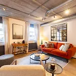 South Bank Loft - Industrial-Chic Apartment Near Tate Modern, Borough Market, River Thames